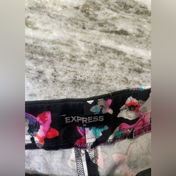 Express Womens Floral Shorts Size 4 - Picture 2 of 4